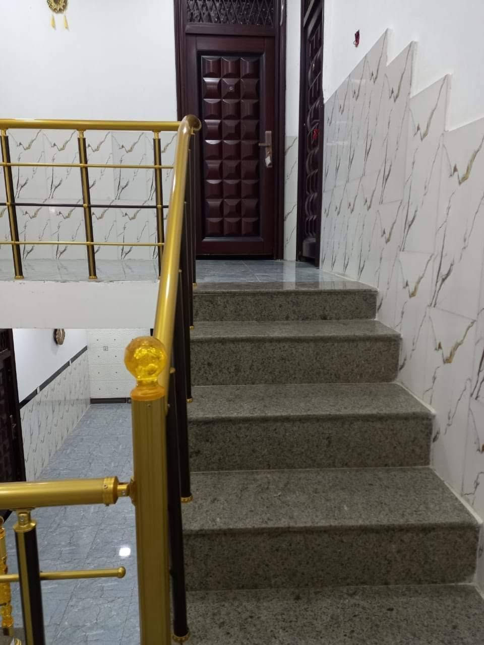 السلام عليكم بيت زراعي 200متر ركن قاطين كله طابوك 4غرف بي 2فوك وحده 10في 5 بيها حمام 2في4 وحده 6في 3ونص بيها بلكونه ع شارع والجوه 4ونص مربع الغرف والصاله مال درج 14في4الخطار 5ونص في 5 حمامات بي غربي شرقي حمام خارجي ترك داير البيت بناء فول الكهرباء كلها بواري واير سحب مو سيمز خدمات كامله مي مجاري تبليط يبعد عن الشارع العام مسافه 300,متر,***********
