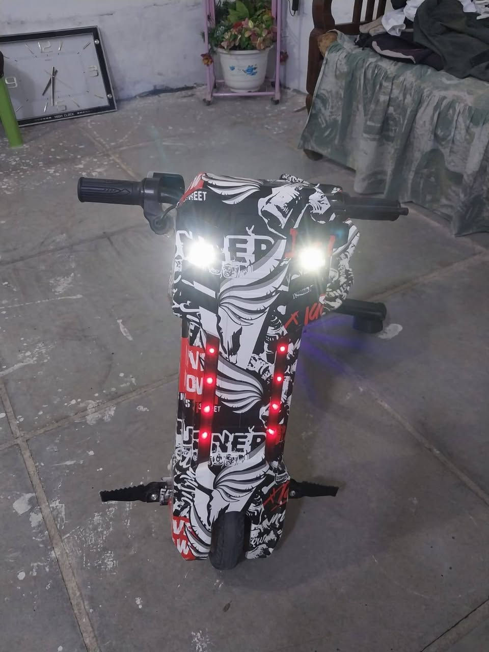 سلام عليكم سكوتر للبيع صارلي اسبوع اشتريته جديده بالكارتونه الحجم الكبير بطاريه 48 الرقم: *********** الرقم:***********
