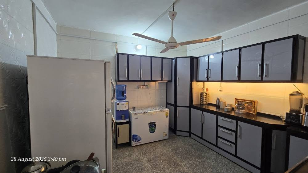 سلام عليكم 
دار للبيع  بمساحة ٢١٦ م في الحلة حي المهندسين واقع في الفرع مقابل مجمع الامين الطبي مجاور فرن صمون العسل عرض شارع ١٥ متر 
يبعد مسافة ١٠٠ م عن الشارع الرئيسي
سعر البيع ٢٣٠ مليون
طابو صرف بناء ٢٠١٠ وترميم ٢٠٢٥ وحالة الدار جيده جدا 
بناء طابوق جمهوري وسقف صب مسلح  
طارمه بأرضية بورسلين تكفي سيارتين وحديقة كبيرة 
ممر داير الدار بلا مناور 
الطابق الاول ارضية كرانيت ومكون من هول و استقبال و مطبخ و غرفة و صحيات
الطابق الثاني ارضية بورسلين ومكون من هول و غرفتين و صحيات و بلكونه
سطح ارضية فرشي
للتواصل ***********
*********** حلة, بابل
