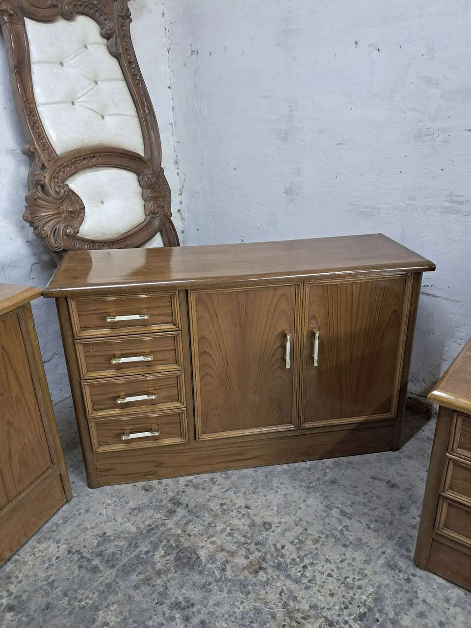 غرفه نوم مستعمله اخت الجديده ست أبواب كل باب وحد دنك جاوي داخل وخارج صاج الغرفه ولا غلطه العنوان بغداد  يوجد توصيل لكافه المحافضات


**إذا كنت صاحب هذا الإعلان وتريد حذفه لأي سبب، رجاءا أرسل رسالة إلى الدعم الفني**