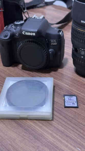 كامرة كانون 750D 
نظافة 90 بالمية 

1-عدسة sigma 15-30 عدسة واسعة 
2 - عدسة زوم 18-135 
3- عدسة 18-55 
مع مكونات اضافية مثل رام 16 gb  عدد  2
وفلتر nd لعدسة 18-135 
و حقيبة
عنوان البصرة الجنينة متوفر توصيل محافظات 
للشراي فقط ***********
