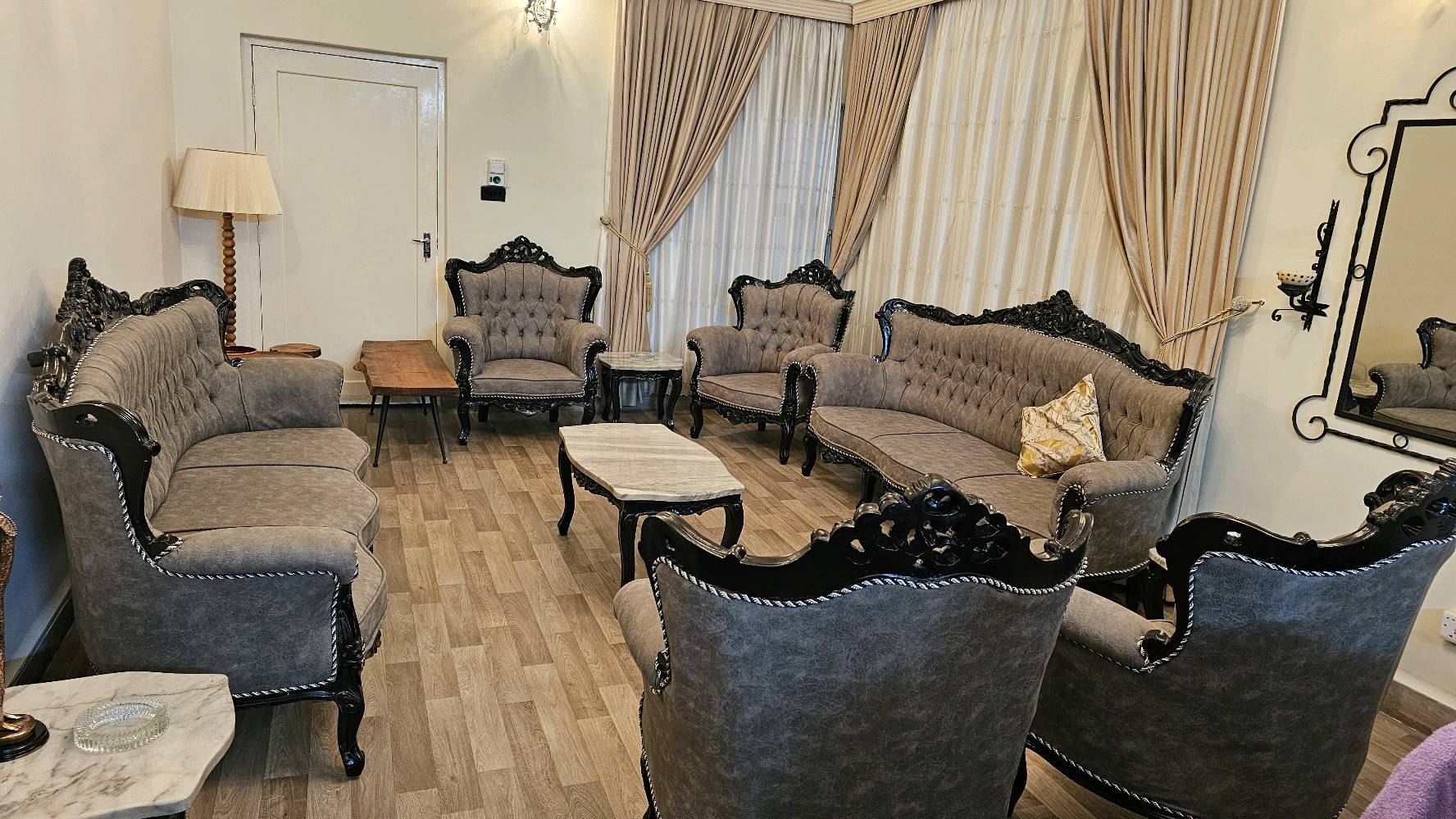 تخم ١٠ مقاعد بحالة جدا جدا ممتازة اخو الجديد مع طبلة وسطية و٤ طبلات صغيرة ومن المرمر الطبيعي ومكاني بغداد شارع فلسطين للتواصل واتساب 