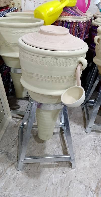 يوجد لدينا كافة الفخاريات والتراث القديم عنوان المحل هيت شارع سعيد الجباوي و شارع المصرف يوجد لدينا توصيل داخل هيت 1000 رقم الهاتف ***********
