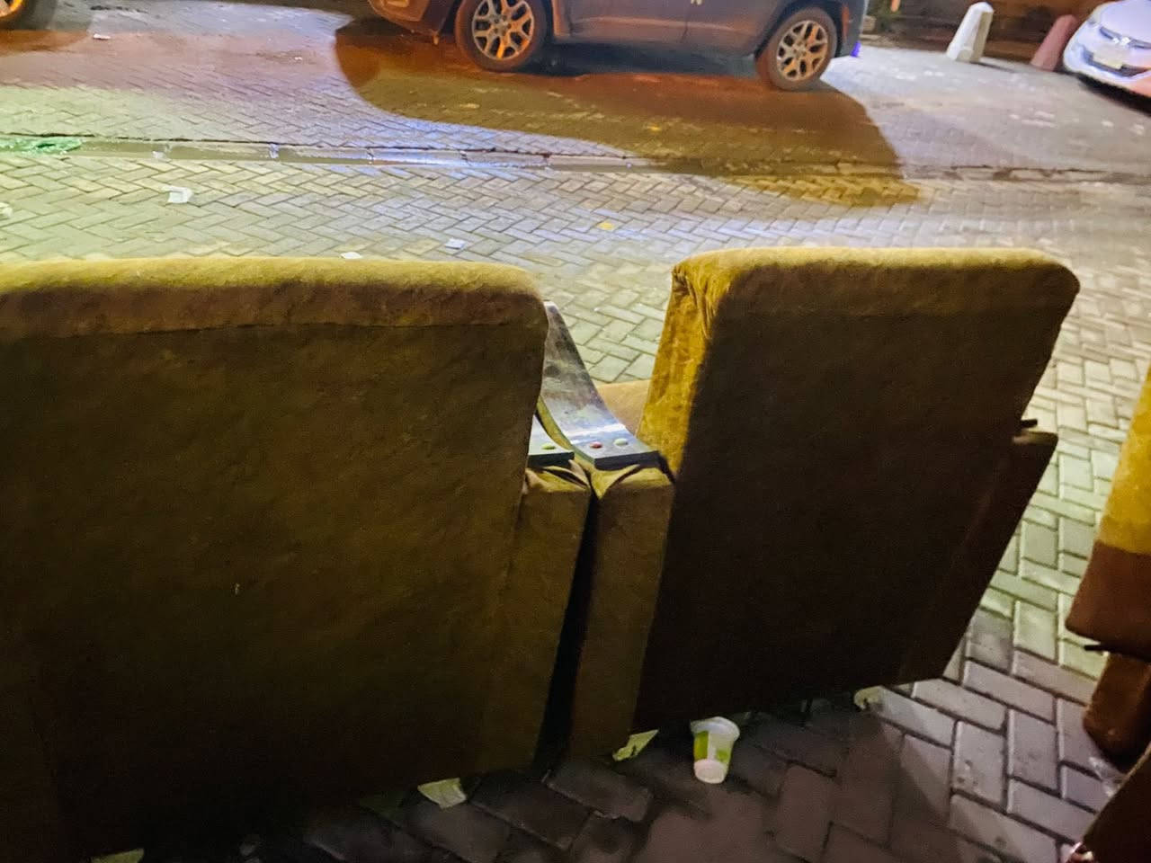 تخم. عشر مقاعد نضافه وسط الإسفنج جيد المقعد والضهر جيد سعره١٠٠مكانه الاعظميه


**إذا كنت صاحب هذا الإعلان وتريد حذفه لأي سبب، رجاءا أرسل رسالة إلى الدعم الفني**