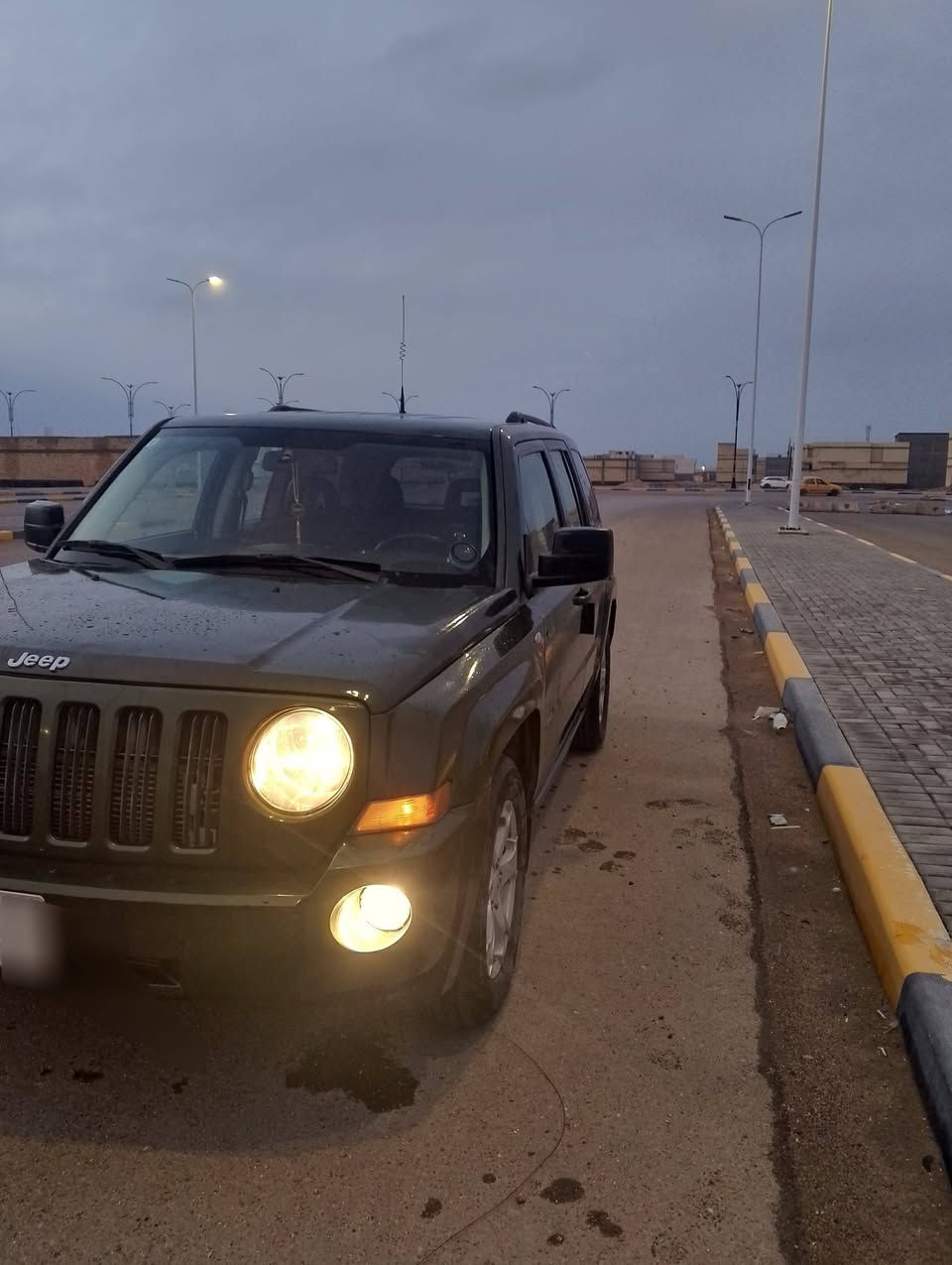 السلام عليكم
جيب باتريوت 2008.الون زيتوني للبيع او امراوس 

السياره نظيفه وحلوه مصبوغ بيه قطعتين فقط  بسبب جراد  وارد امريكي 

كير ومحرك خير من الله تبريد ثلج  البجم كبس             مكينه 2400 المرغوب

الصدر َمبدل جديد.    تخم تاير نظيف.   شاشة حج كبير    وكامرة دوارة 

رقم السياره بغداد الماني 

جام كهربائي مابيه نقص 

مكان السيارة  البصرة  

السعر 75$ بيه مجال للشراي 
هاتف//***********
