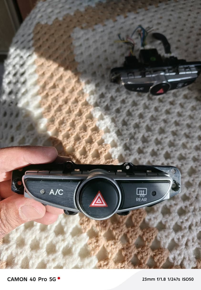 السلام عليكم يوجد لدينا حساس اكسنت تحكم اربعة اشاير زائد حساس تبريد خليجي مات حاوية ويوجد قاعدة فتحه خليجي نجف ***********
