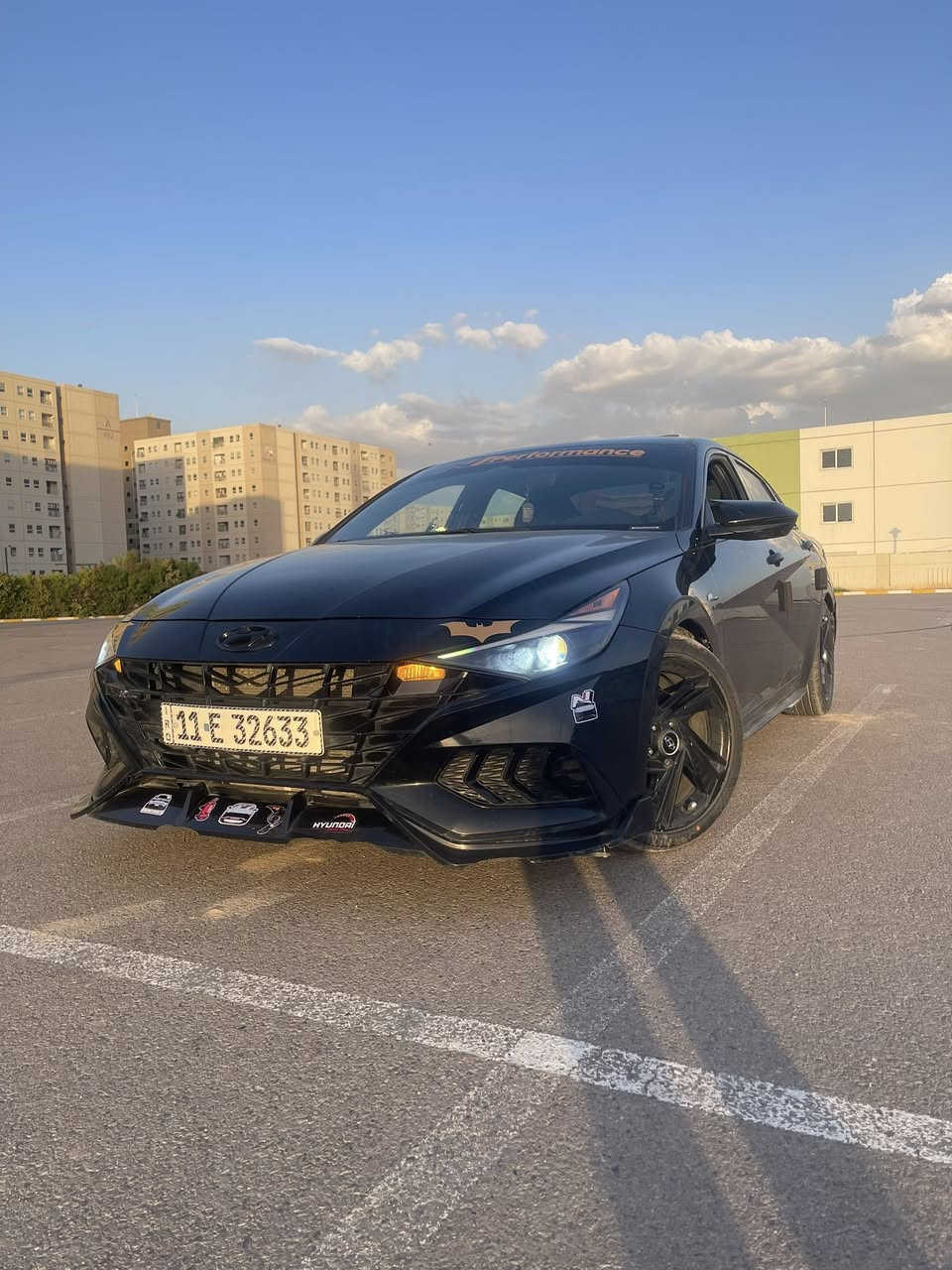 ⸻

🚗 Hyundai Elantra N Line 2022 – فل مواصفات 🚗

🔧 المواصفات الميكانيكية:

* محرك 1.6 لتر تيربو
* قوة تقريباً 201 حصان
* قير أوتوماتيك دبل كلتش 7 سرعات
* وضعيات قيادة (Eco / Normal / Sport)
* نظام أوتو ستوب (توفير وقود)

🛡️ أنظمة الأمان:

* رادار أمامي (تحذير واصطدام + فرملة تلقائية)
* رادار جانبي (نقطة عمياء)
* رادار خلفي
* كروز كنترول ذكي (يثبت السرعة ويوقف تلقائي)
* نظام المحافظة على المسار (Lane Assist)
* نظام التنبيه من الخروج عن المسار
* حساسات أمامية وخلفية
* حساسات بالمرايات

✨ المواصفات الخارجية:

* إنارة ترحيبية
* مرايات كهرباء + طي مرايات
* إضاءة LED أمامي وخلفي
* جنوط سبور أصلية
* فتحة سقف

🪑 المواصفات الداخلية:

* تشغيل بصمة
* دخول ذكي (بصمة أبواب)
* شاشة وسطية كبيرة
* ربط Apple CarPlay و Android Auto
* كاميرا خلفية
* مقاعد سبور مريحة
* تحكم من المقود
* نظام صوتي ممتاز

🔥 الإضافات:

* دبات HD Power (صوت رياضي مرتب)
* كنترول فتح وغلق (ريموت)

📌 معلومات السيارة:

* اللون: أسود 🖤
* الممشى: 72 ألف 
* مكفولة
* نظيفة جداً
* حادث قطعة وحدة (جاملخ خلفي فقط)
 مُـكان السياره بَغـداد بسمايه رقم الهاتف***********
مكفوله السياره ونضيفه جدا امانه اللّٰـه  سبب البيع اريد اخذ النترهN

واذا اكو مرواس بالنتره N اراوس ماكو اي مشكله
السعر 160 وبيها مجال  رقم الشاصي مرفق مع الصور
