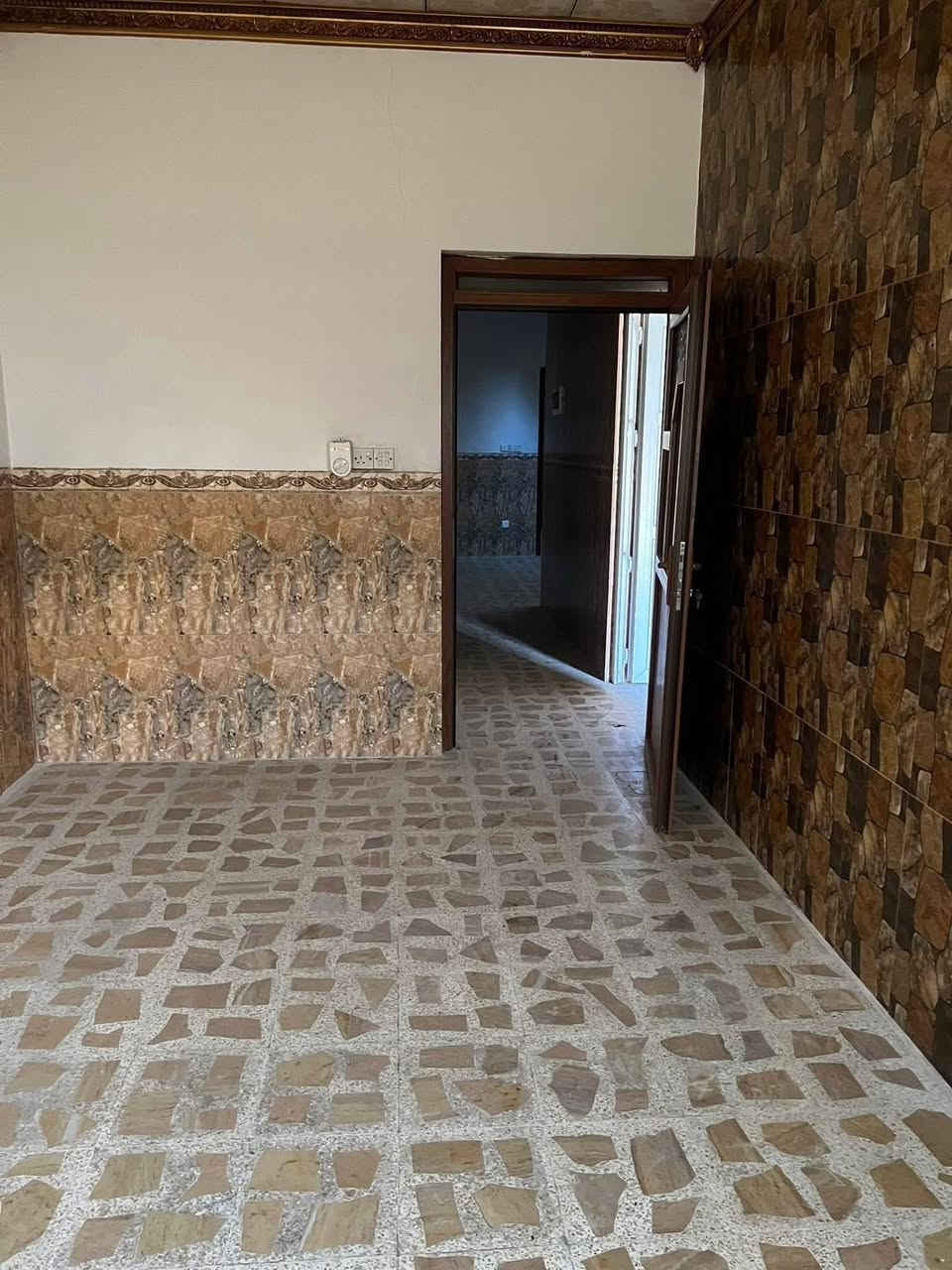 السلام عليكم 

دار للبيع وبسعر مناسب 

دار في حي الصديق الثانية 

قريب جدا من متنزه الصديق ومدرسة الرياض 

مساحةً 108  م

 واجهه 6 م 

اتجاه شروق تام 

طابق واحد 

يحتوي على غرفة نوم واحدة 

هول استقبال مخزن مطبخ وصحيات  وبيتونا 

السعر  140  مليون قابل للتفاوض 

للاستفسار مراجعة مكتب المدينه.. حي  سكر قرب من جامع الرحمه 
((لانتعامل برفع سعر العقار نجمع البائع مع المشتري الاستفسار اكثر يرجوا مراسله الصفحه او الاتصال على الارقام التالية 
***********

***********
