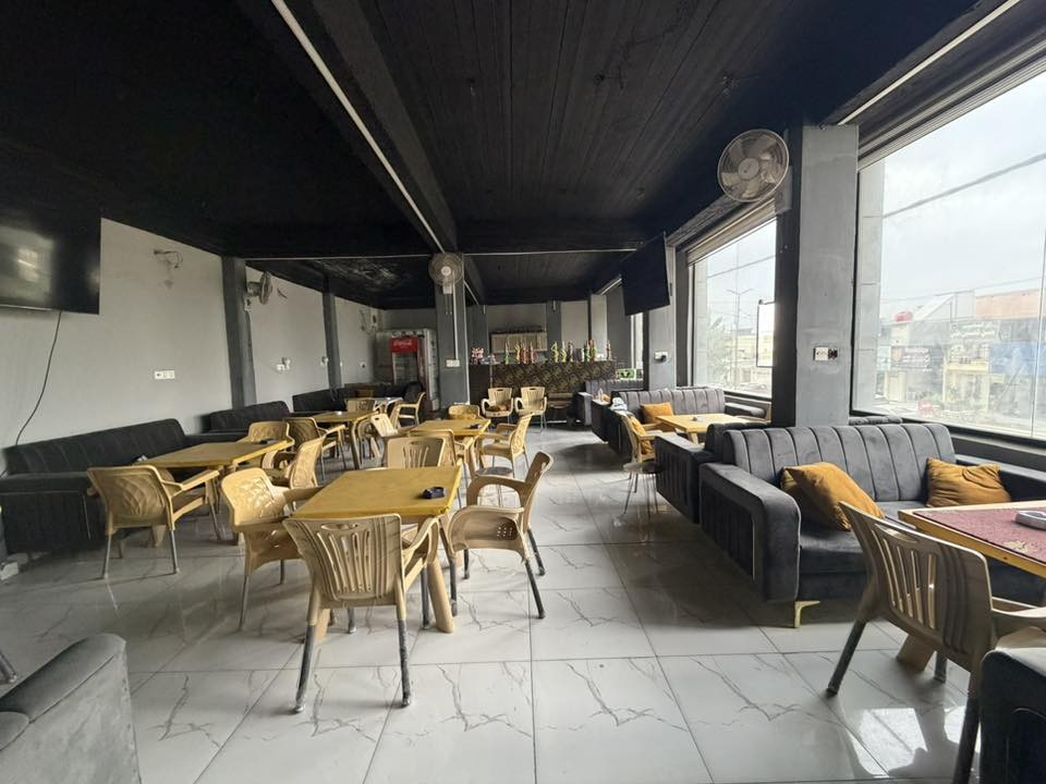 كافيه للبيع
مقسوم قسمين 
القسم الاول العاب (دومنة - طاولي-الخ) 
القسم الثاني كعده
المحتويات 
اراكيل كاملة مع ملحقاتها 
شاشات عدد ٤ 
سبالت عدد ٤ 
تخم جديد شغل ايد 
براد 
مجمده 
مولدة ٦٠ kv بيركنز 
العنوان : شارع ابو خمرة قرب مطعم فروج ونص 
سبب البيع عدم التفرغ 
للاستفسار الاتصال على الرقم
***********
