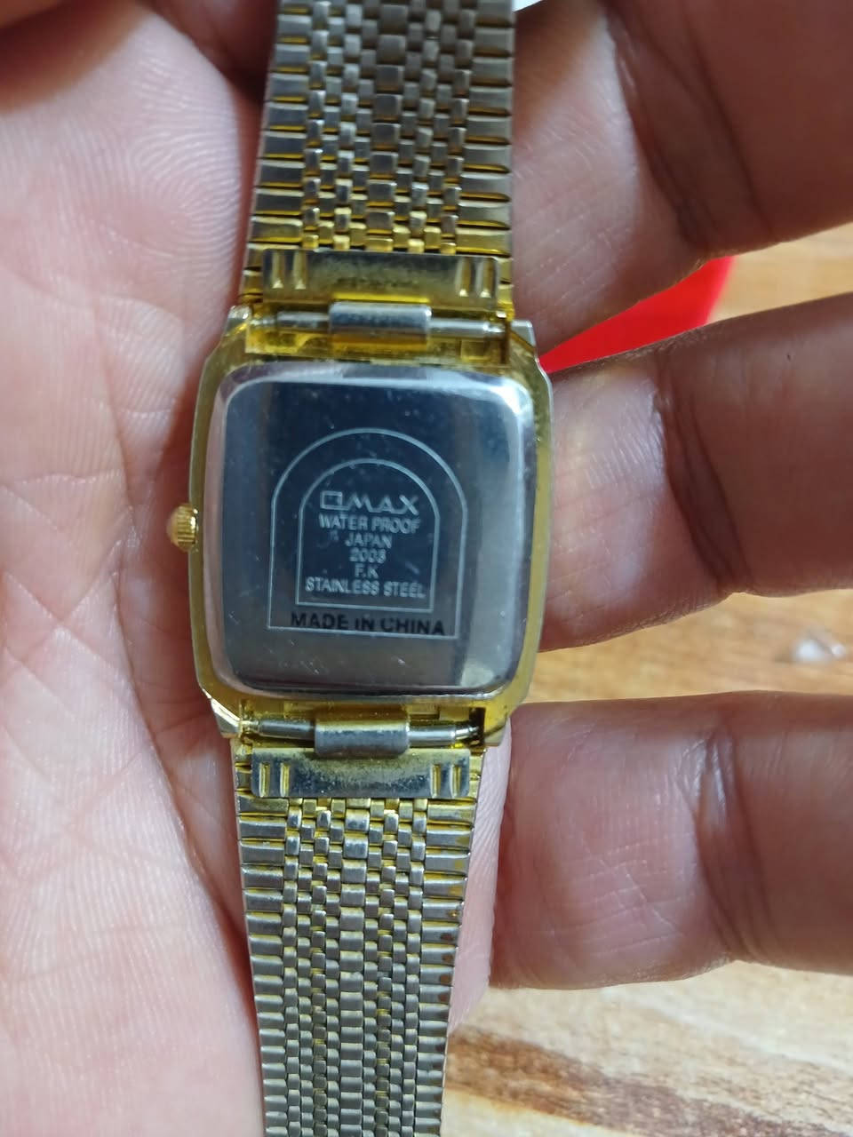 ساعه اوماكس  قديمه ثمانينات شغاله انطي سعر بالعافيه
المواصفات الأساسية:
العلامة التجارية: أوماكس (Omax)، وهي علامة تجارية سويسرية تأسست عام 1946.
نوع الحركة: كوارتز (Quartz)، وتعمل بالبطارية.
التصميم: هيكل مستطيل أو مربع الشكل مع مينا ذهبي اللون مزين بنسيج مخطط.
السوار: سوار شبكي معدني (Mesh Band) أو بنمط حصيري باللون الذهبي.
المواد: مصنوعة من الفولاذ المقاوم للصدأ (Stainless Steel) المطلي باللون الذهبي.
المميزات: الساعة مقاومة للماء


**إذا كنت صاحب هذا الإعلان وتريد حذفه لأي سبب، رجاءا أرسل رسالة إلى الدعم الفني**