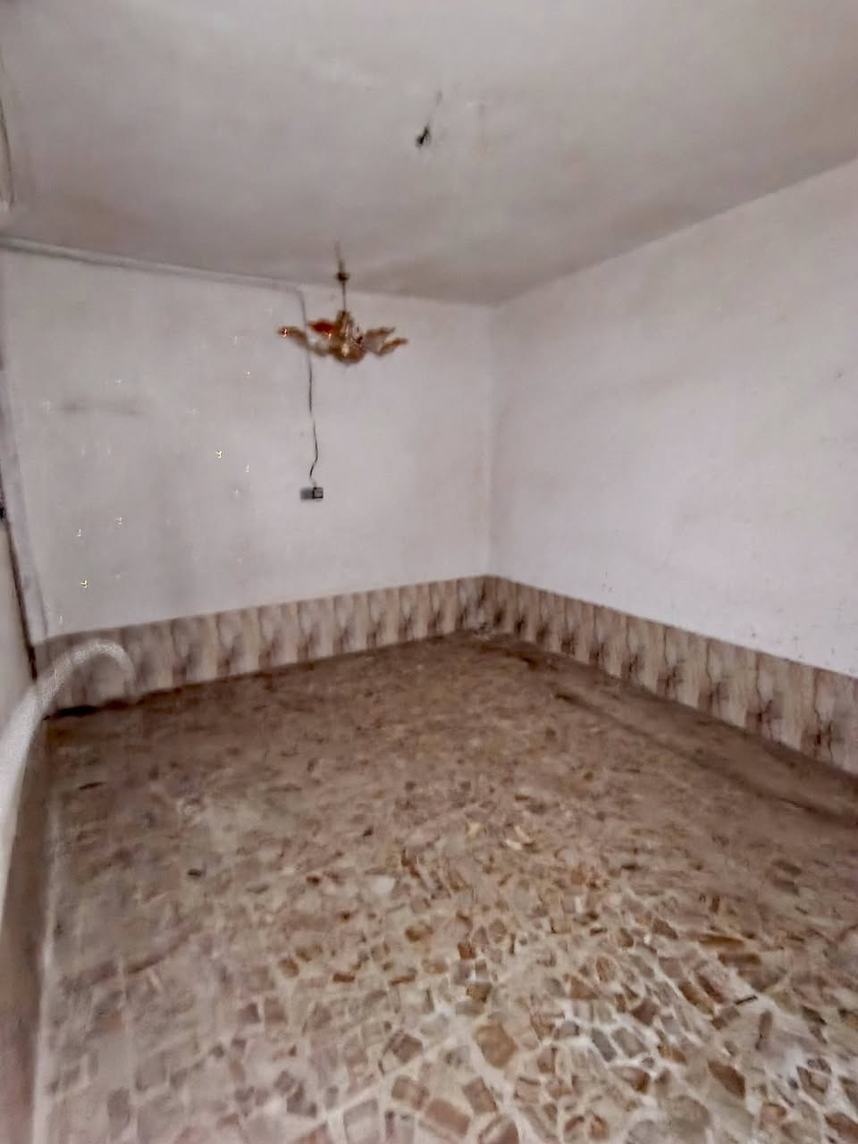 🛑 دار للإيجار
⚠️ ملاحظة: يتم دفع إيجار أول شهرين مقدمًا.

📍 الموقع: النجف الأشرف – حي النصر شارع البانزين خانه
خلف جامع الجوادين
🚩 الدار واقعة على شارع 20

📐 المساحة: 150m
🏠 الطابق: طابق واحد فقط

🔹 الطابق الأرضي:
غرفة – صالة – مطبخ – استقبال – صحيات داخلية – صحيات خارجية

✨ مواصفات الدار:
بناء جديد ونظيف 
سيراميك
سقوف ثانوية
تانكي ماء 

🌟 موقع هادئ وقريب من الخدمات.

📞 للاستفسار:
***********
