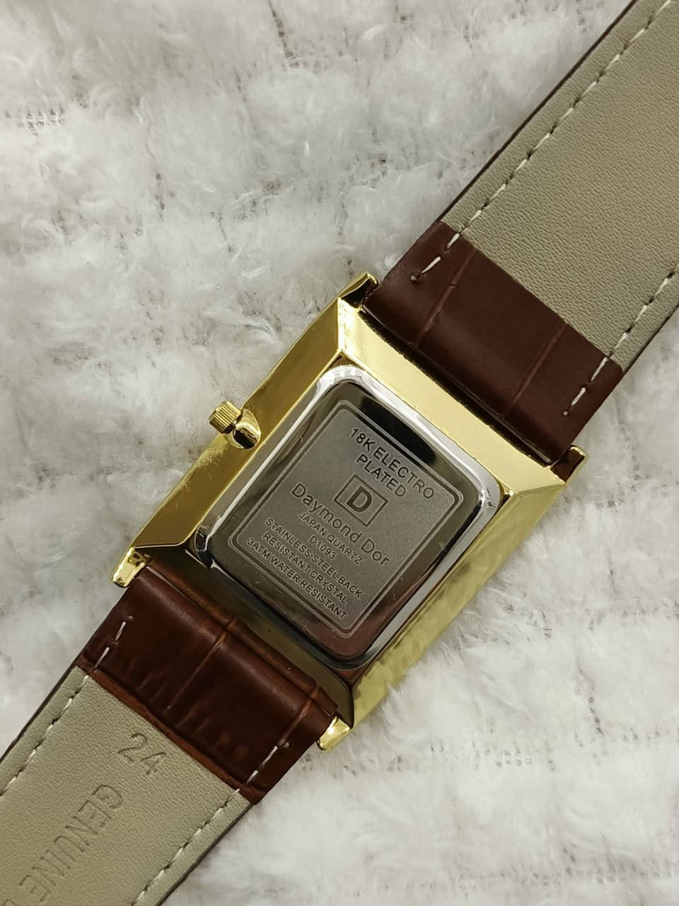 دايموند دور .. Diamond Dor
الانتاج : ياباني اصلي 
الحركه : كوارتز ( بطاريه ) 
المواصفات : 
ساعة جديد مخزن موديل 2010 سير 
……… مستبدل والبوك اصلي تلبيس
             ذهب مع البوك .. قشطه تقريبا  
القطر : العرض 29 الطول 39 m 
السعر : 80 $ فقط … توصيل مجاني
التواصل : 
خاص ( ماسنجر ) 
او …. واتساب ***********

#الفيحاء
#للساعات
#اختيارك
#الامثل
