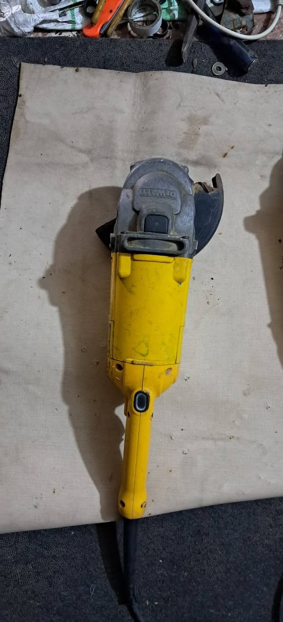 السلام عليكم كوسرات اصليات شغالات شرط الفحص مكان مدينة الصدر للاستفسار خاص او الاتصال يوجد توصيل ***********
