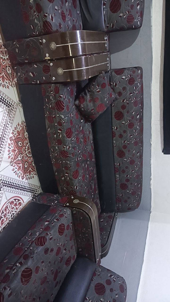 تخم ثلاث قطع ثمانية مقاعد اثنين كبار وحده وسط والشراي نظيف مابي ضرر ما موجود على الفيس الشراي ب١٥٠ يتصل على الرقم *********** يوجد توصيل داخل الديوانية
