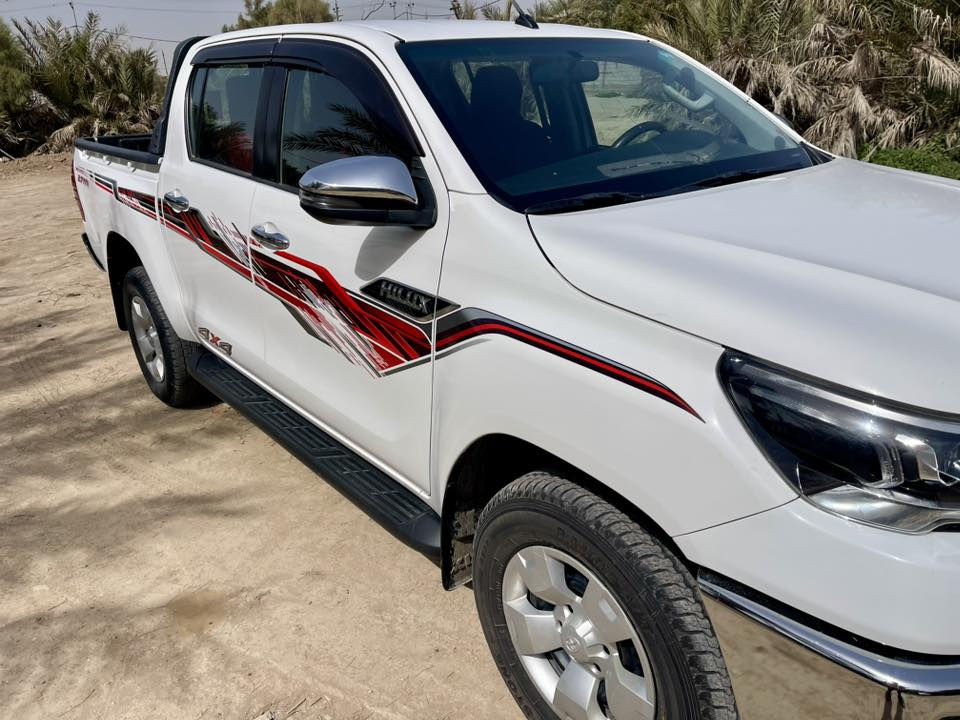 .السلام عليكم 
هايلوكس موديل 2023
سياره بلادي مكفول من الضرب لا تبديل 
كير محرك تبريد مكينه كفاله عامه بلادي 
شواصي مكفولات بلادي 
السعر ٢٨٢ $ وبيها مجال بسيط 
لاتصال 
***********
