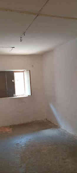 شقه ارضيه في حي البناء الجاهز تتكون من الطابق الأرضي بي طارمه و تواليت ثم درج الطابق الأول،، غرفتين نوم ومطبخ وحمام،،، للايجار150شهريا مقدمه شهرين***********الشارع الفاصل بين التحدي الجاهز آخر فرع بالبناء الجاهز ١٥٠متر عن الشارع السايدين
