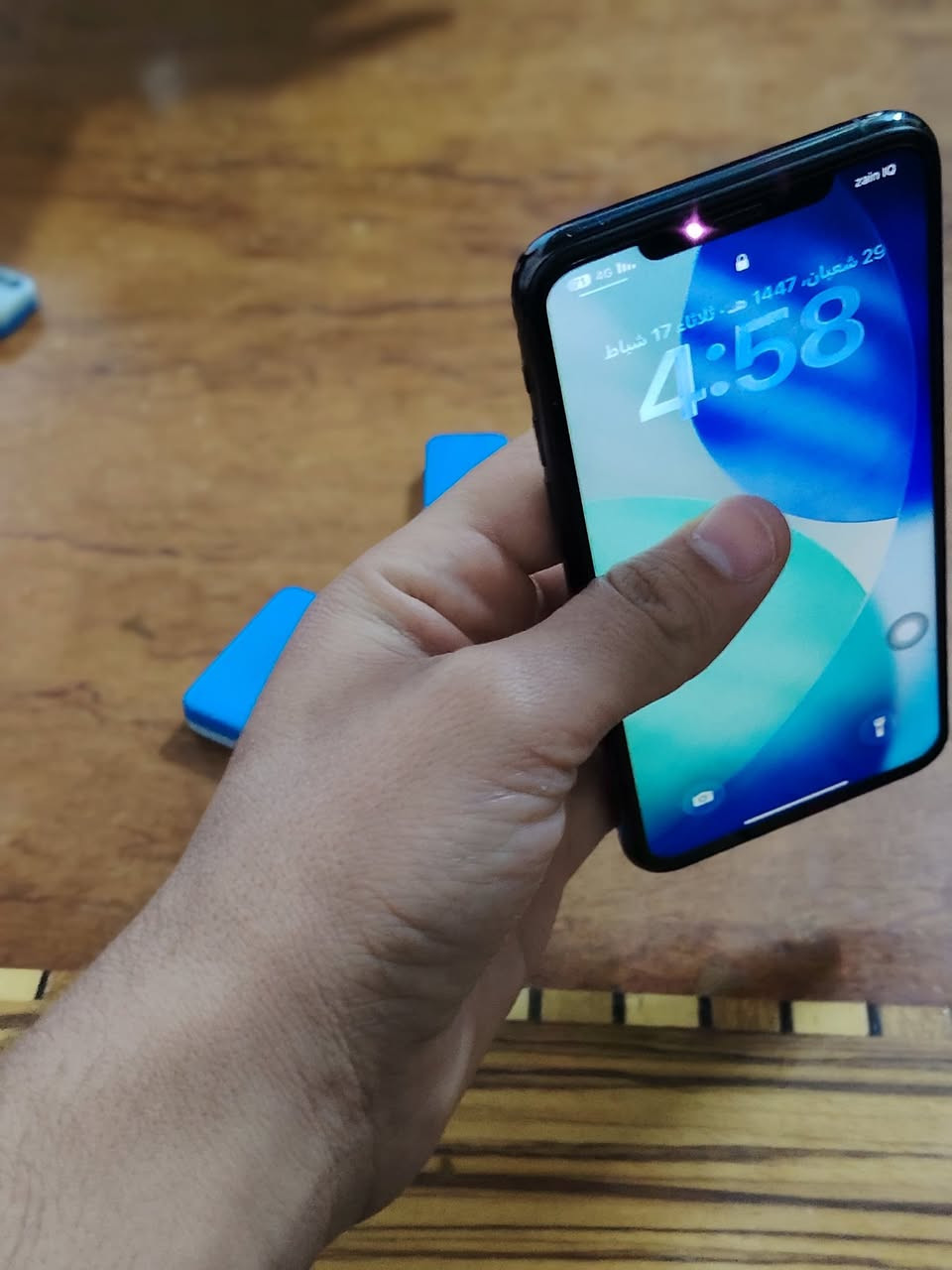 جهاز آيفون 11 برو ماكس للبيع مبدل شاشه اصلي وبطاريه اصلي قبل  اسبوع بدلتها الشاشه والبطاريه 2 ما بيهن تأشيره يعني تعرف عليهن الجهاز نوعيات اصليه فيس ايدي شغال مابي اي عطل الجهاز كلو شغال تفحص اله تبزع السعر 350 اتصل ***********
