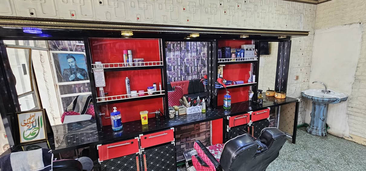 السلام عليكم
متوفر غراض محل حلاقة كامله 
كراسي حلاق عدد ٢ (نص عمر)
و تخم قنفات ٨ مقاعد
ميز حلاقة تفصال المنيوم ٣ مرايا (٣ حلاقين)
طول ٤ متر شغل درجه اولى
ومتوفر شاشه بلازما حجم ٣٢ 
و مغسلة 
للأستفسار الأتصال على الرقم ***********
