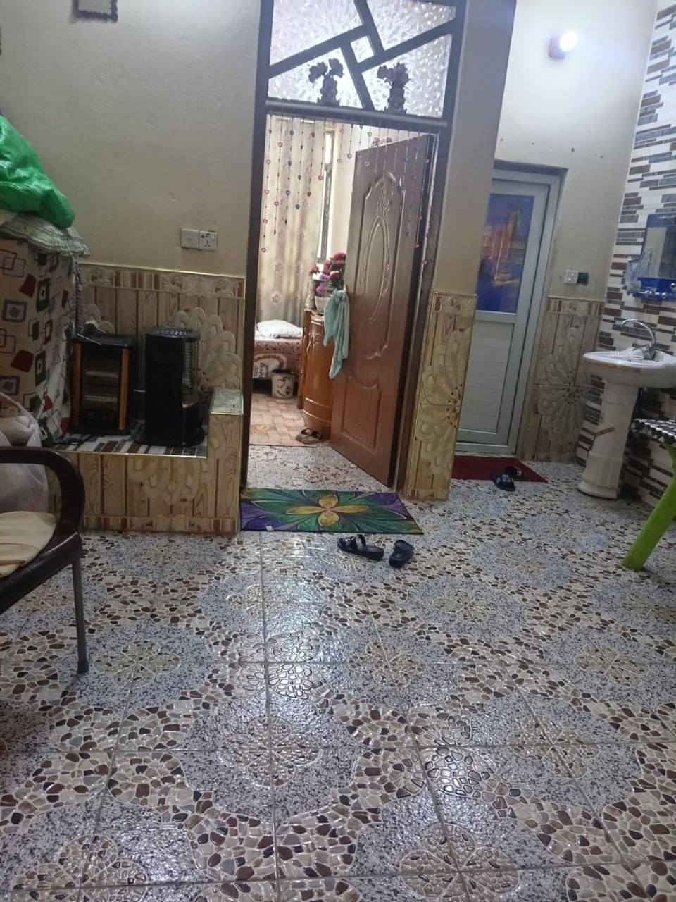 ببت طابقين ٢٠٠ متر
الطابق العلوي معزول 
السعر//  ١١٢ مليون 
العنوان // بغداد بوب الشام قرب جامع الامام علي
الواجهيه 8 النزال 25 طول الطرمه 6 متر والاستقبال طول 6 متر والعرض 4 المطبخ طول 4 متر  العرض 2 ونص الصاله طول 4 متر والعرض 3 المنور طول 3 عرض متر ونص غرفه نوم 4×4 ترك 2 متر حمام صحيات خارجي هم القاط الفوك نفس الجوه نقص البييتونه ماكامله وارضيه الاستقبال الفوك 4×4 بلكونه مترين على عرض البيت ودرج خارجي محل داخل البيت 3×3


**إذا كنت صاحب هذا الإعلان وتريد حذفه لأي سبب، رجاءا أرسل رسالة إلى الدعم الفني**