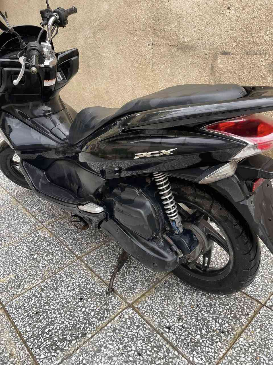 السلام عليكم.
pcx جيل اول ياباني jf 
دراجه مكفوله عام. 
ماشيه 26.
حساس ازدحام 
ستان كهربائي 
تخم تاير جديد 
السعر (11)
وبيهه مجال حك الجيه 
دراجه مكفوله من كلشي. 
***********. واتساب متواجد.
مكاني الشعب سوق 4000
