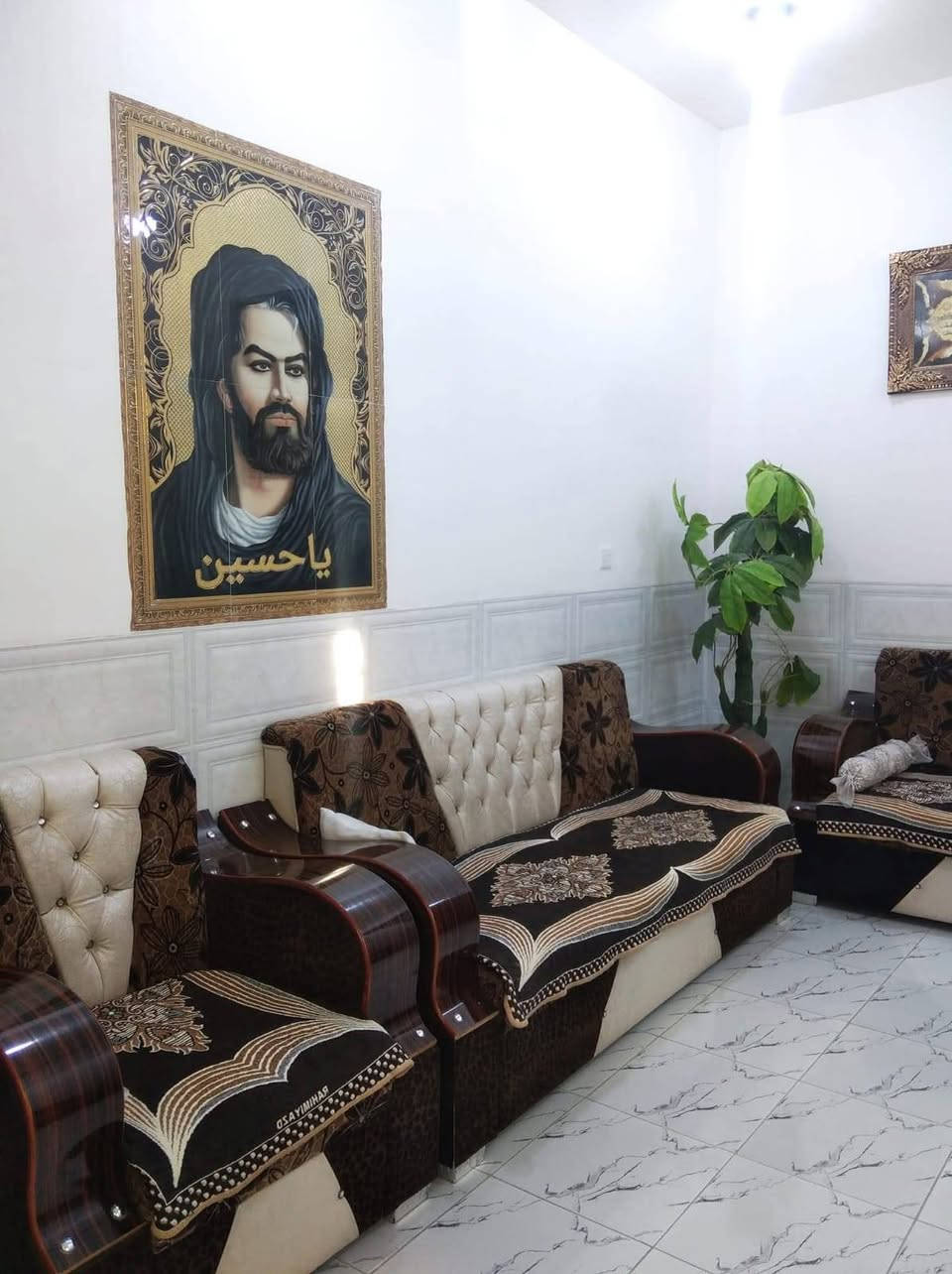 بيت بناء حديث للبيع السعر 70 مليون موقع ممتاز جدا بالبكرلي الثالثة قرب قاعة الحديد المساحه 115 متر الواجهه 6.5 يحتوي على غرفتين نوم وصاله ومطبخ وهول وصحيات فوك وصحيات جوه عالي عن الشارع البيت مربوط عالمجاري قريب على الشارع العام خط كيات البكرلي سند 25 طابو زراعي تحويل مباشر باسم المشتري للاستفسار ***********
