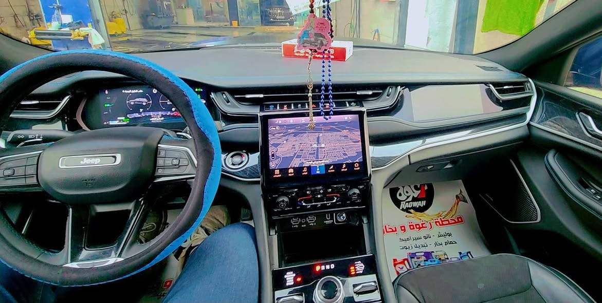 قطعة نادرة 💫
Jeep Grand Cherokee 4XE Trail Hawk
2024. بلك ان 🔴كهرباء 🔴 بانزين 🔴 هايبرد
تو كولر لون ( نيلي واسود ) ومطعم تركواز
المحرك هجين يولد قوة 375 حصانًا وعزم دوران يصل 637 نيوتن.متر، وتجمع بين الأداء على الطرق الوعرة والدفع الهجين. من أبرز مواصفاتها نظام دفع رباعي متقدم، وتعليق هوائي قابل للتعديل مع خلوص أرضي يصل إلى 11.3 بوصة، ومانع للانقلاب قابل للفصل، بالإضافة إلى مقصورة داخلية فاخرة وشاشات متعددة. 
القوة والأداء
• نظام التعليق : جكات جوبلس رفع السيارة
• تحتوي على 5 انضمه للقيادة
• مستشعرات الركن: أمامية وخلفية مع كاميرا خلفية عالية الجودة.
• المحرك : محرك بنزين توربيني رباعي الأسطوانات سعة 2.0 لتر مع محرك كهربائي (نظام هجين).
• القوة: 375 حصانًا.
• عزم الدوران: 637 نيوتن.متر.
• التسارع: 0-100 كم/ساعة في 5.3 ثانية.
• ناقل الحركة: أوتوماتيكي بـ 8 سرعات. 
القدرات على الطرق الوعرة
• نظام الدفع: نظام دفع رباعي Quadra-Drive II متقدم مع قفل تفاضلي إلكتروني محدود الانزلاق.
• نظام التعليق: تعليق هوائي قابل للتعديل Quadra-Lift يسمح بزيادة الخلوص الأرضي.
• منع الانقلاب: قابل للفصل لتحسين حركة العجلات على التضاريس الصعبة. 
• المقاعد: جلدية مع لمسات مخمل وسداسية باللون الأزرق.
• نظام المعلومات والترفيه: شاشة لمس Uconnect 5 بقياس 10.1 بوصة مع دعم لاسلكي لـ Apple CarPlay و Android Auto.
• الشاشة الأمامية: متوفرة بخيار شاشة عرض رأسية (Head-Up Display).
• الكامرات : كامرة امامية وخلفية
• نظام الصوت: نظام صوت ماكنتوش عالي الجودة متوفر بخيار 19 مكبر صوت.
• ميزات إضافية: مصابيح ضباب، مقعد سائق ومرايا قابلة للتعديل كهربائياً، وباب خلفي كهربائي. 
• لمسات خاصة: خطافات سحب زرقاء، وشعار 4xe على غطاء المحرك، وشارات زرقاء.
• جنوط: عجلات قياس 18 بوصة.
• مساعدة القيادة النشطة: نظام قيادة آلي بدون استخدام اليدين على بعض الطرق السريعة.
السياره مكفوله كلين فقط تكحيل جاملغ يسره امامي حادث السياره ربع دعامية امامي يسره بدون اي ارباك والسياره ليبل واحد والسياره رقمه بغداد  وباسمي 
*********** واتساب
