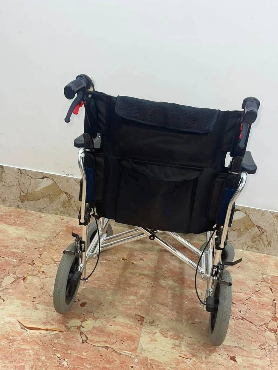 عربانة لكبار السن او المعاقين جديده خفيفة الوزن تطبق حديد ستيل حجم كبير عرض المقعد 50 تحمل وزن اكثر من 140K للاستفسار مراسلة الخاص أو الاتصال على رقم 
***********
