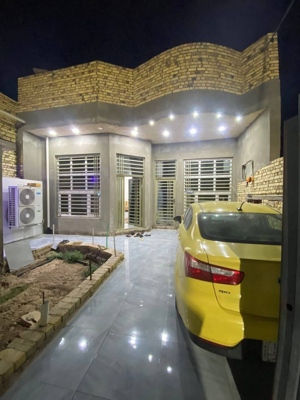 بيت للبيع طريق بغداد حي القصور مساحة البيت ٢٣٠متر مكون من دوانيه+ مطبخ +صاله+ غرفتين نوم+ حمام والطابق الثاني مكون من غرفتين +صاله+حمام /يوجد بالقرب من البيت مدرسه كما واضحه بالصوره +مولد قريب جدآ /للستفسار الرقم ***********
