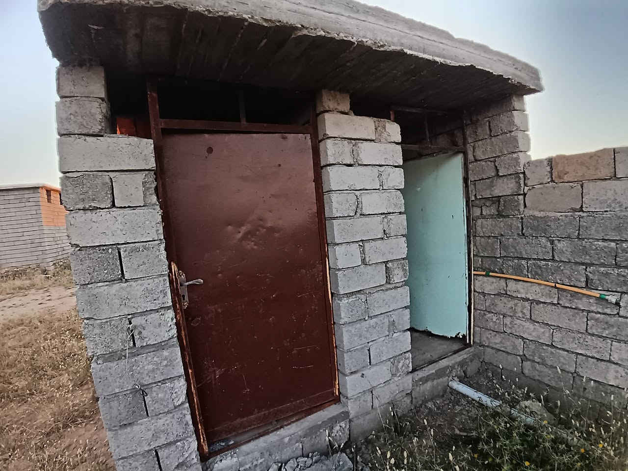 اسلام عليكم حقل للبيع
الموقع بين ناحية الشورة وبين قرية الشورة الجديدة
واصلو ماء
بي بير كامل مع القطاس المي مالو ماشاء الله فول
والحقل مسيج كامل
يتكون من غرفة واستقبال ومطبخ  وحمام داخلي وخارجي ايعوزهن تأسيس 
مزرعة كاملة مع صوندات تقطير ومزروعة كاملة. شجر مزروعة أكثر من نوع
المساحه 2 دونم
للإستفسار أكثر اتصل ع رقم ***********
