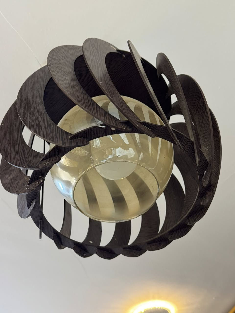 سلام عليكم …للبيع ميز تلفيزون +ثريات عدد 2 + تاج بردات للاستفسار التواصل خاص او على الرقم 
***********
