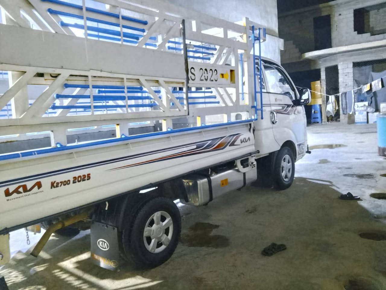 كيا بنكو 2700
موديل 2013
كفالة عامة من ضربة من صبغ 
كير ومحرك مكفول
تخم تاير
دوشمة جديد
تدفئة تبريد شغال
السعر 112 وبي مجال بسيط
للاستفسار الاتصال على الرقم
***********
مكاني ديالى جلولاء
