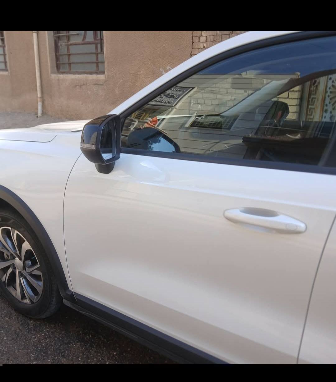 السلام عليكم. هافال جوليان موديل ٢٤ استلام ٢٥ نص مواصفات ماشيه ٩٠٠٠ بعدها بالضمان. شركة نهج العراق. حره باسمي رقم بغداد السعر ١٦٥ ورقه قفل. 
مواصفات الهافال معروفه 
كير ماوس سبع نمر 
شاشه وكامره دواره 
حساسات خلفيه 
هندبريك كهربائي 
اوتو بريك 
مانع انزلاق 
مانع انحدار 
تحكمات ستيرن 
عنوان بغداد 
رقم الهاتف  ***********
