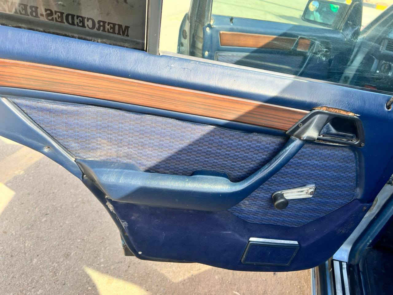 للبيع مارسيدس دب مديل ١٩٨٩ توني صابغه وحدايه وتخم تاير وتبريد وكهربائيات كله شغاله اريل كهربائي سنتر لوك ريمود مابيه ضربه بس جاملع امامي خفيف قواعد سليمه وحده تعمير خفيف برانكيت سليم مكلف السياره بسمي توني جددت سنويته ورقم دولي السنويه تنتهي   31 عنوان ناصريه سوق الشيوخ مكلف بلنشر هاذا رقم ***********السعر75مكينه ثنين ونص
