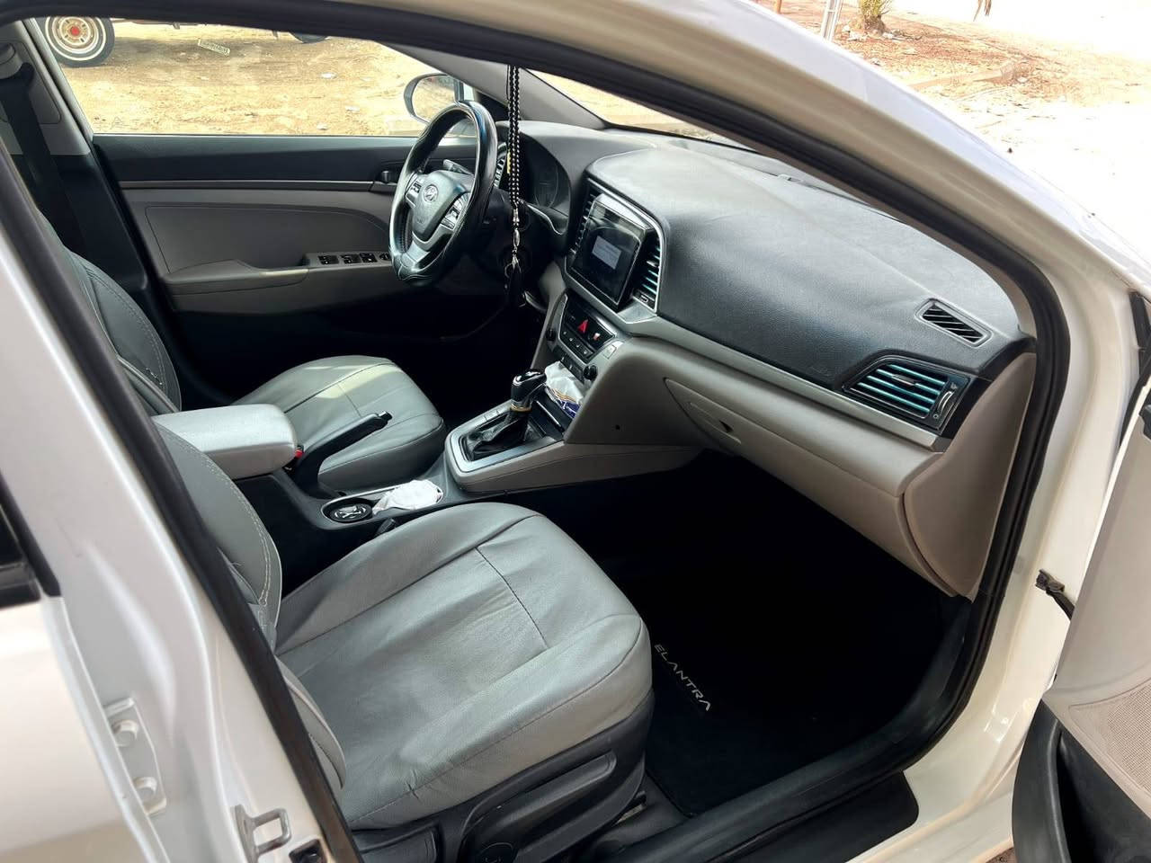 السلام عليكم 
النترا 2017 امريكي حادث بنيد فقط  كما موضح بصور 
رقم ذي قار حره سنويه لسنة  28 باسمي 

مكينه 2000 دوش لا تنقيص ولا تبخير . تبريد  .كير  حداديه تخم تاير 
مكان السياره ناصريه مركز
سعر 122 وبيها مجال للشراي
*********** 
للاستفسار
