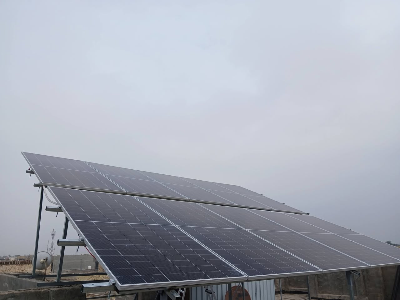 وداعاً لانقطاع الكهرباء! ✨
​حولنا سطح هذا المنزل إلى محطة طاقة ذكية ومستقلة. 
مع منظومة الـ 20 أمبير نهاري و 15 أمبير ليلي من شركة الوهج للطاقة  الشمسية  ، استمتع بكهرباء مستقرة 24/7 صيفاً وشتاءً.

ما يميز هذا العمل:
✅ هيكل مرتفع لاستغلال مساحة السطح وضمان التهوية.
✅ حماية كاملة (منظومة تأريض ومانع صواعق).
​طاقة نظيفة.. استثمار ذكي لسنوات طويلة! 🌱

للاستفسار، تواصل معنا! 
***********
***********

العنوان: الحلة، شارع حلة _ نجف ؛ قرب جامعة بابل 

​#الوهج_للطاقة #الطاقة_الشمسية #البنك_المركزي_العراقي #الحلة
