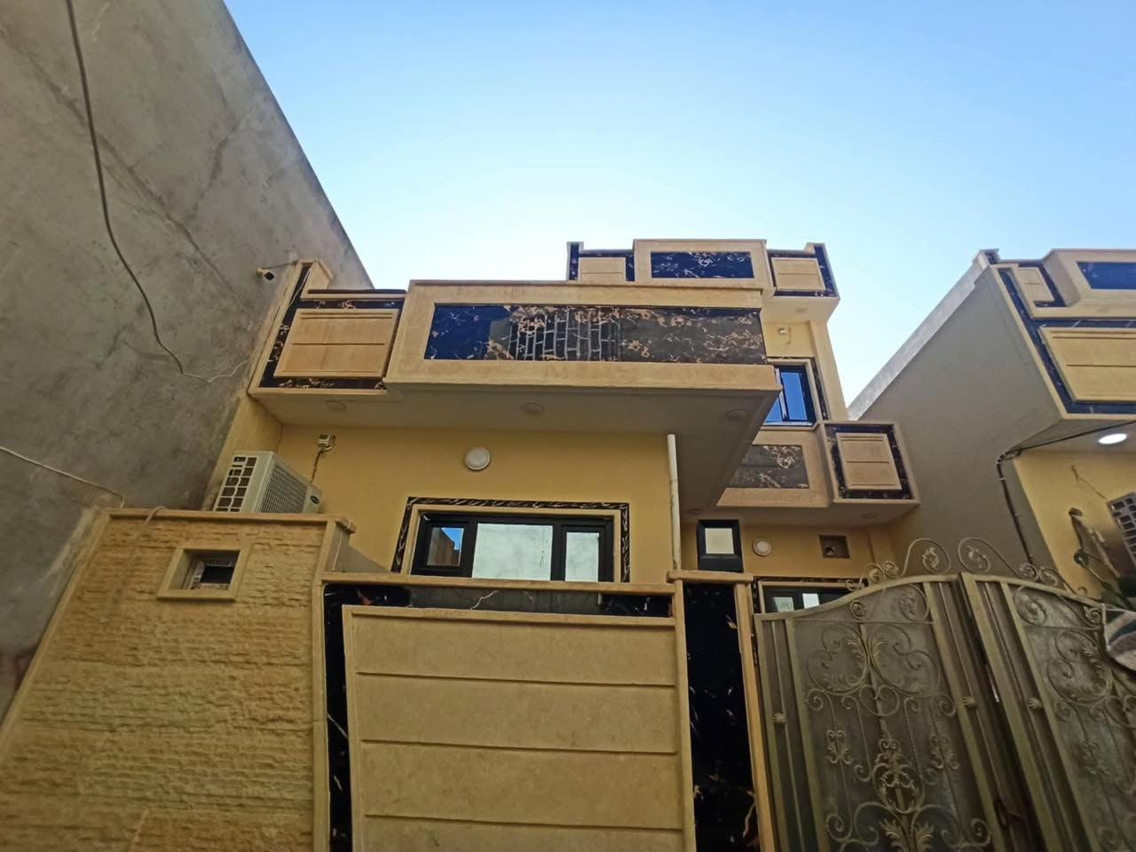 بيت للبيع فول موصفات المساحه ١٠٠متر طابق ونص حي الملايين الثانيه  للاستفسار على هذا الرقم ***********
