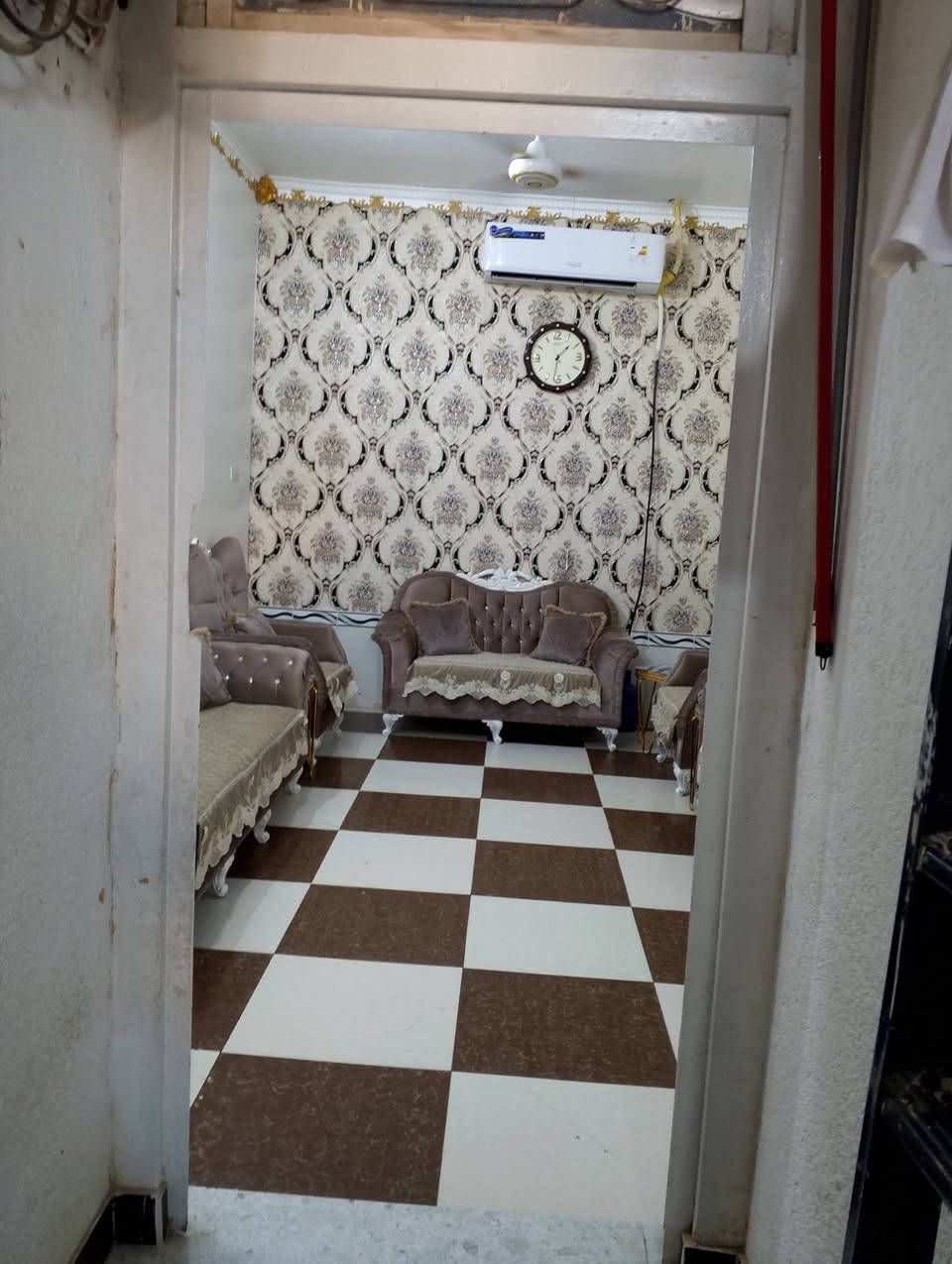 السلام عليكم بيت خلفي 100متر طابو صرف بآسمي حي التضحيه قرب مدرسه قبضه الهدى  كافه الخدمات متوفره ماء مجاري تبليط  السعر 77مع المجال للشرائح تفاصيل اكثر اتصل ***********
