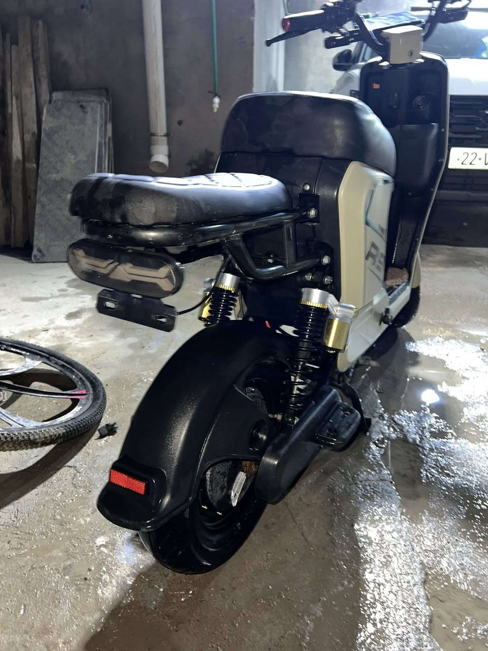 دراجة نوع (R9)استخدام (4اشهر) بطاريات (5) الكبار22 كل اغراضها جايا وياها جامات ولسله وتجيه  للاستفسار (‭0778 265 8613‬)واساب العنوان البصره الامطيحه والسعر (400)وبيها مجال
