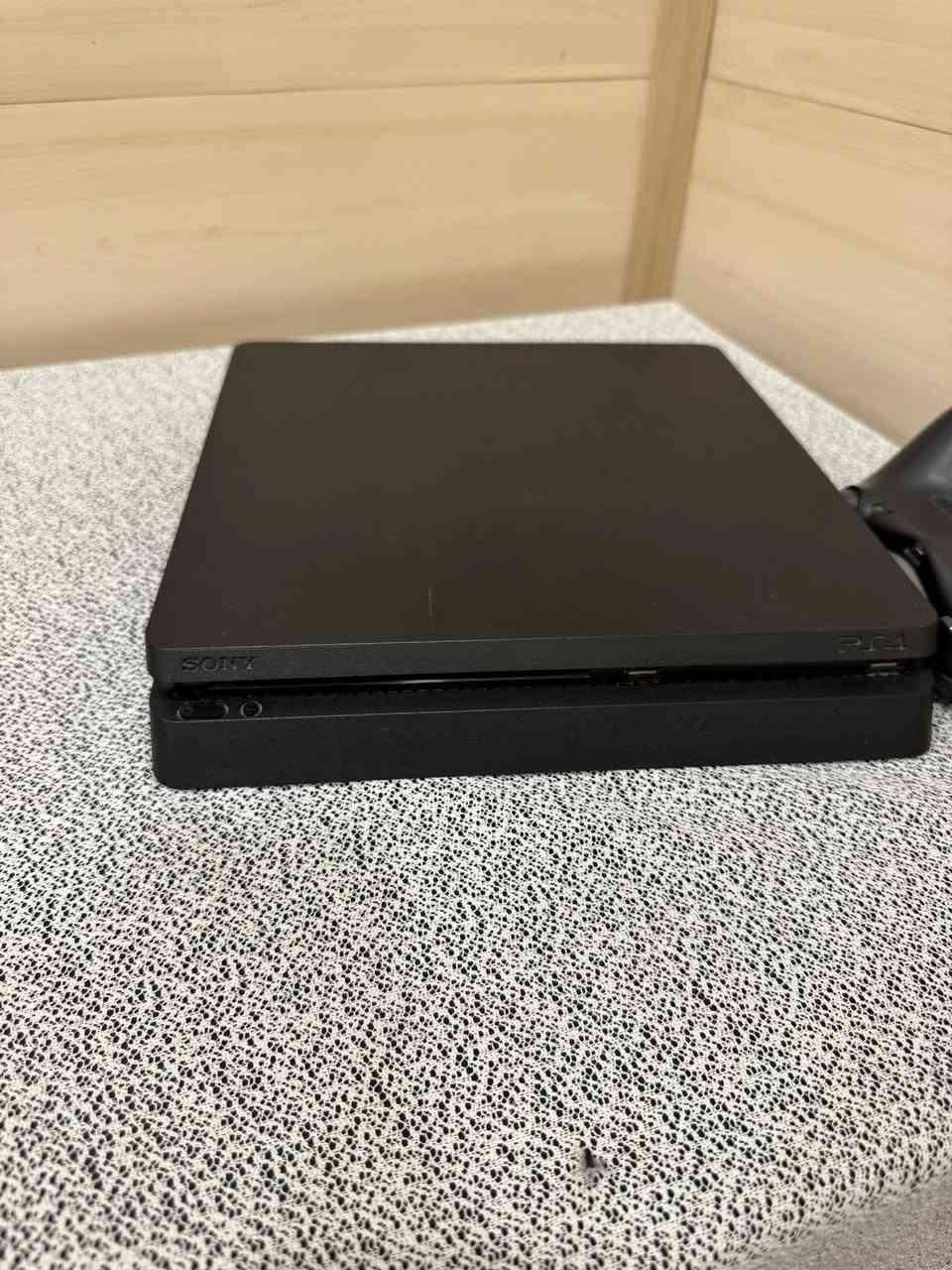 بلي ستيشن فور
مساحة 500GB 
تجي وياه اليدة مالته الاصلية لاسلكية dualshock
الكيبلات مالته كاملة كيبل الشحن+كيبل للتلفزيون + كيبل شحن اليدة 

يدعم الإنترنت واللعب أونلاين
 يدعم تطبيقات الترفيه مثل YouTube و Netflix
 ميزة Share لمشاركة الصور والفيديو من الألعاب 

الجهاز مستخدم شهر واحد اخو الجديد🤚🏼 

السعر 225 الف وبيه مجال 
للتواصل والاستفسار اكثر يرجى الاتصال على ***********
