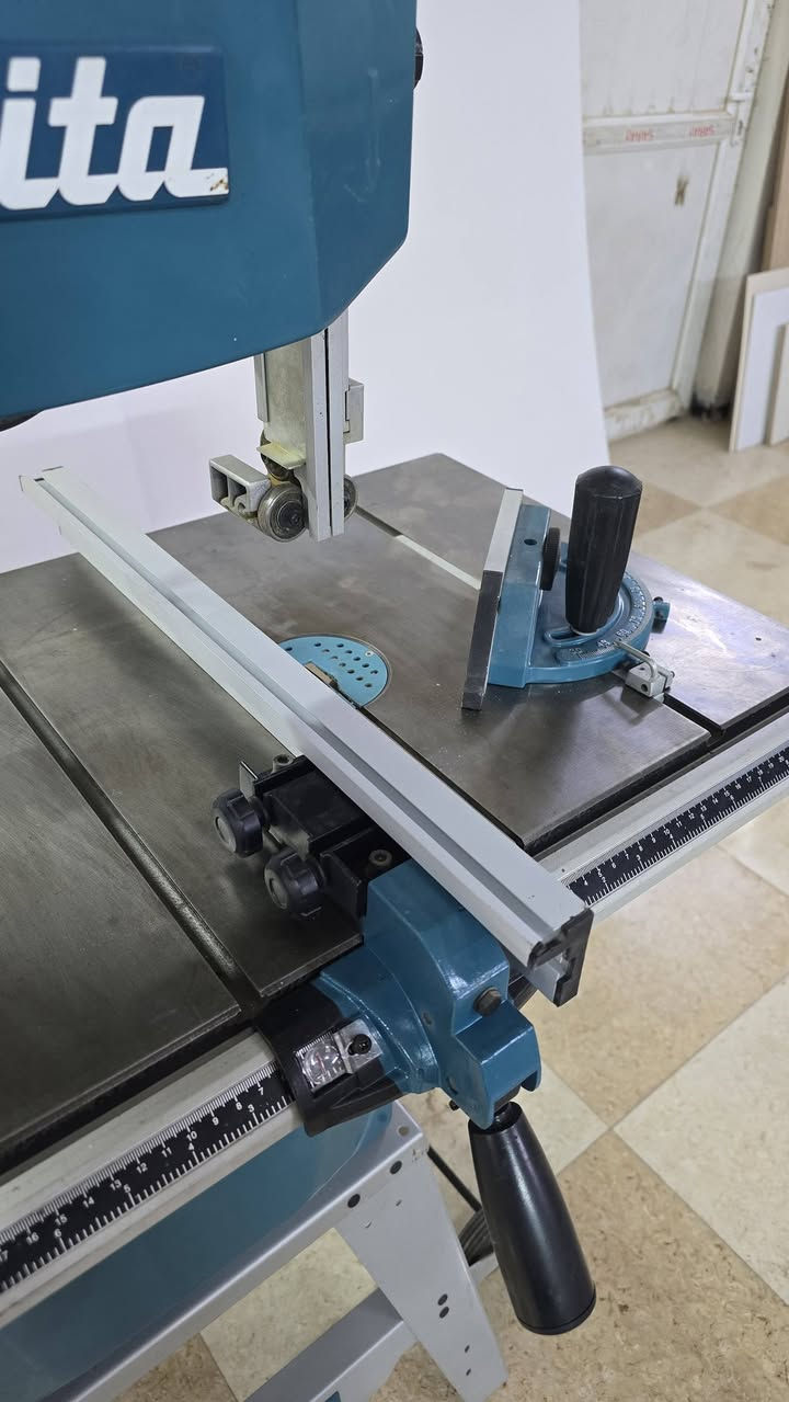 السلام عليكم ورحمة الله وبركاتة  منشار شريط صناعي ثقيل شراء جديد من شركة الأصول مستعمل قليل على وضع الشركه بدون اي تصليح السعر المطلوب 
٦٨٠ الف دينار 
للاستفسار  ***********
***********
