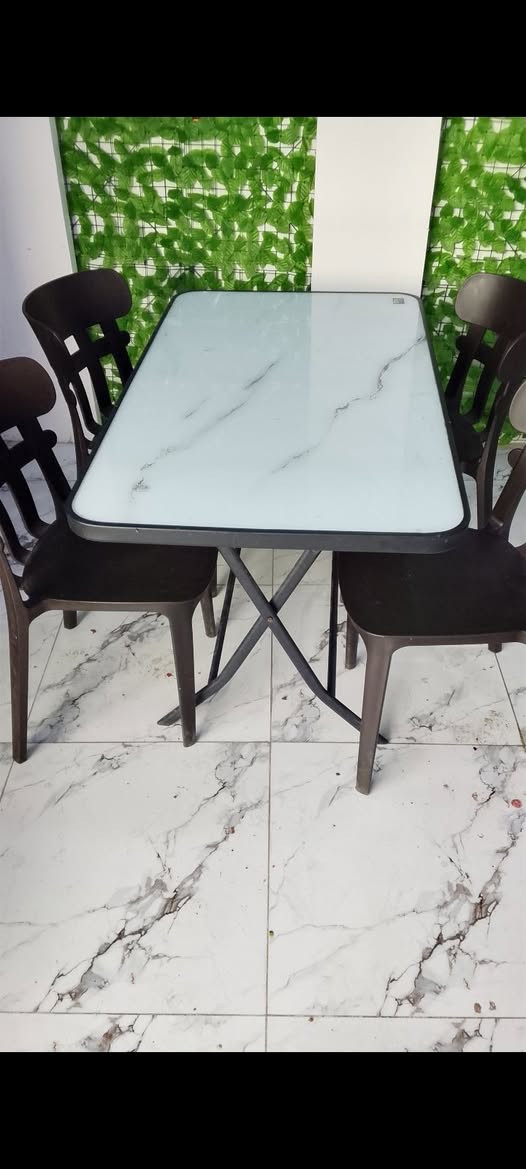 السلام عليكم ميز طعام مستخدم قليل للبيع مكانهم بالبصرة 
8 ميز
32 كرسي 
***********
واتساب موجود
