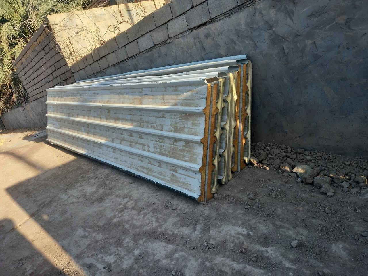 سندويج للبيع نضيف ٩ قطع الطول ٤ متر  و ٣٠ سم المتر ١٠ الاف الهوير اتصال واتساب ***********
