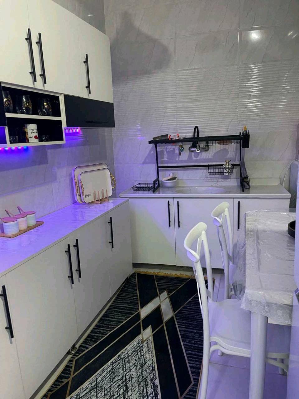 #سنكون_معكم_في_كل_خطوة 

- 
كاونتر مترين ارضي وملحق 
وسنك متر و20 

السعر 350 ألف