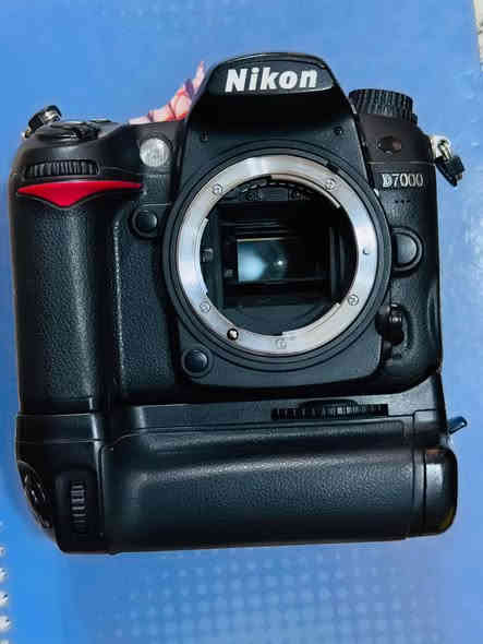 #نيكونD7000_للبيع
مع الملحقات
زوم رياضي 70_300 جديد
عدسه 18_105 +
+ أغطيه العدسات 
بطاريه عدد 2
گراب 
جيلاتين لون اصفر 
رام 64
رام ٣٢
جنطه
شاحن بطاريات ٢ اصلي 
نضافه شوفه عينك شخط مابيها 
استخدام جدا قليل 
الاستفسار 
المكان ناصرية
***********
