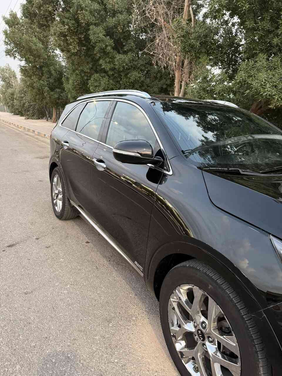 السلام عليكم سورنتو sxl يعني فول مواصفات السيارة مستوردها على ايدي و حادثها مبدل بي فقط البنيد و الايرباكات مبدلة و راجعة شركة السيارة ماشية 73 الف و مواصفاتها هواي من لايت داينمك ويه الستيرن و اربع كامرات و رادار و كراسي كهرباء 14 حركة و مقاعد جلد نابا و السقف شاموا و بانوراما تدفئة و تبريد بالكراسي الامامية و تدفئة بالخلفية و بردات و ابل كاربلاي و اندرويد اوتو و بعد بيها هواي ، مكان السيارة النجف و هذا الرقم بي واتساب ***********
