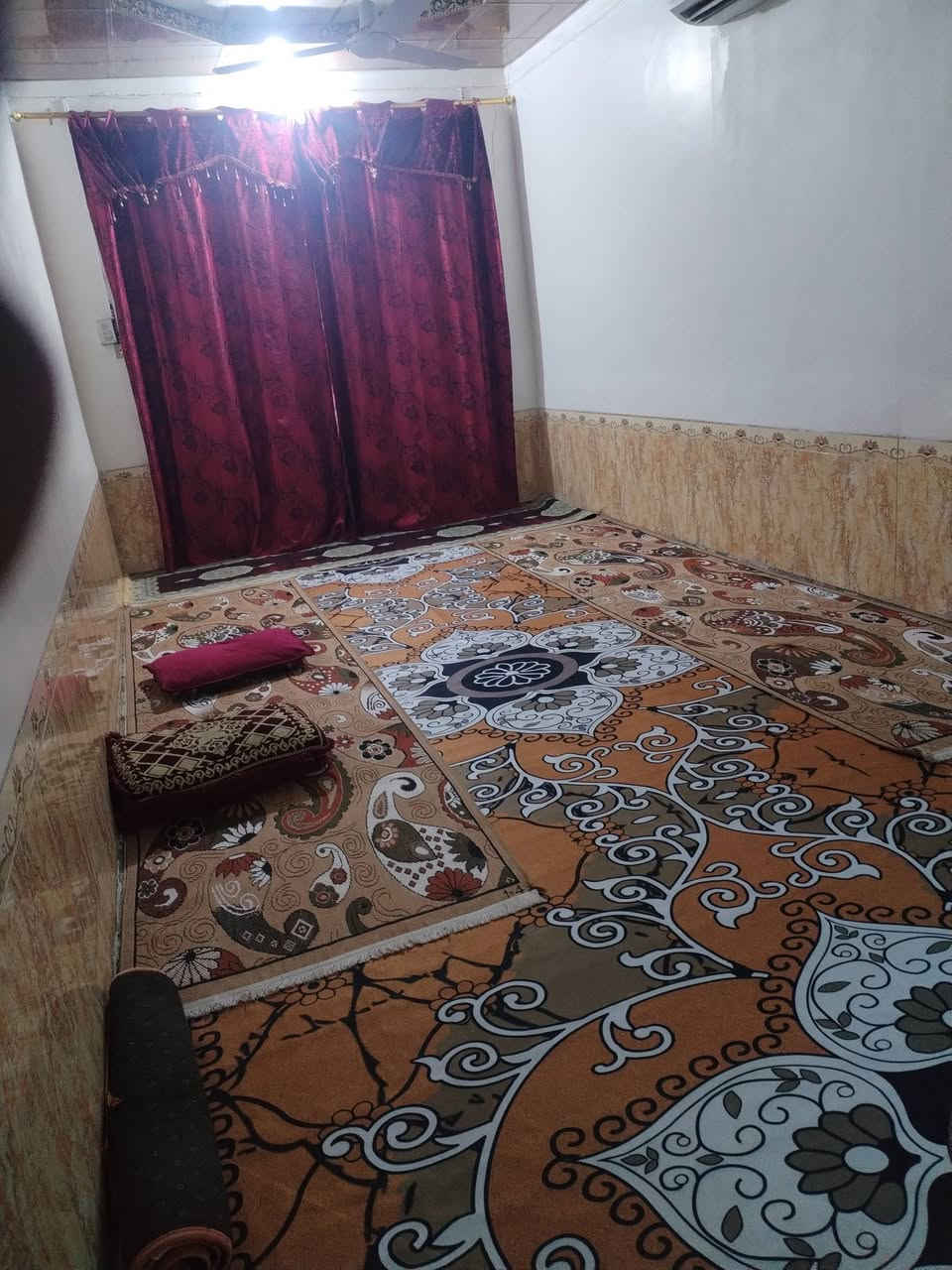 سلام عليكم
بيت اللبيع يحتوي ع 3 غرف نوم وصاله وستقبال 
حمامات داخليه وخارجيه 
مع كاع 3 دونم 
ارض طابو زراعي 
عنوان الحمزه الشرقي  الجعفريه
***********
