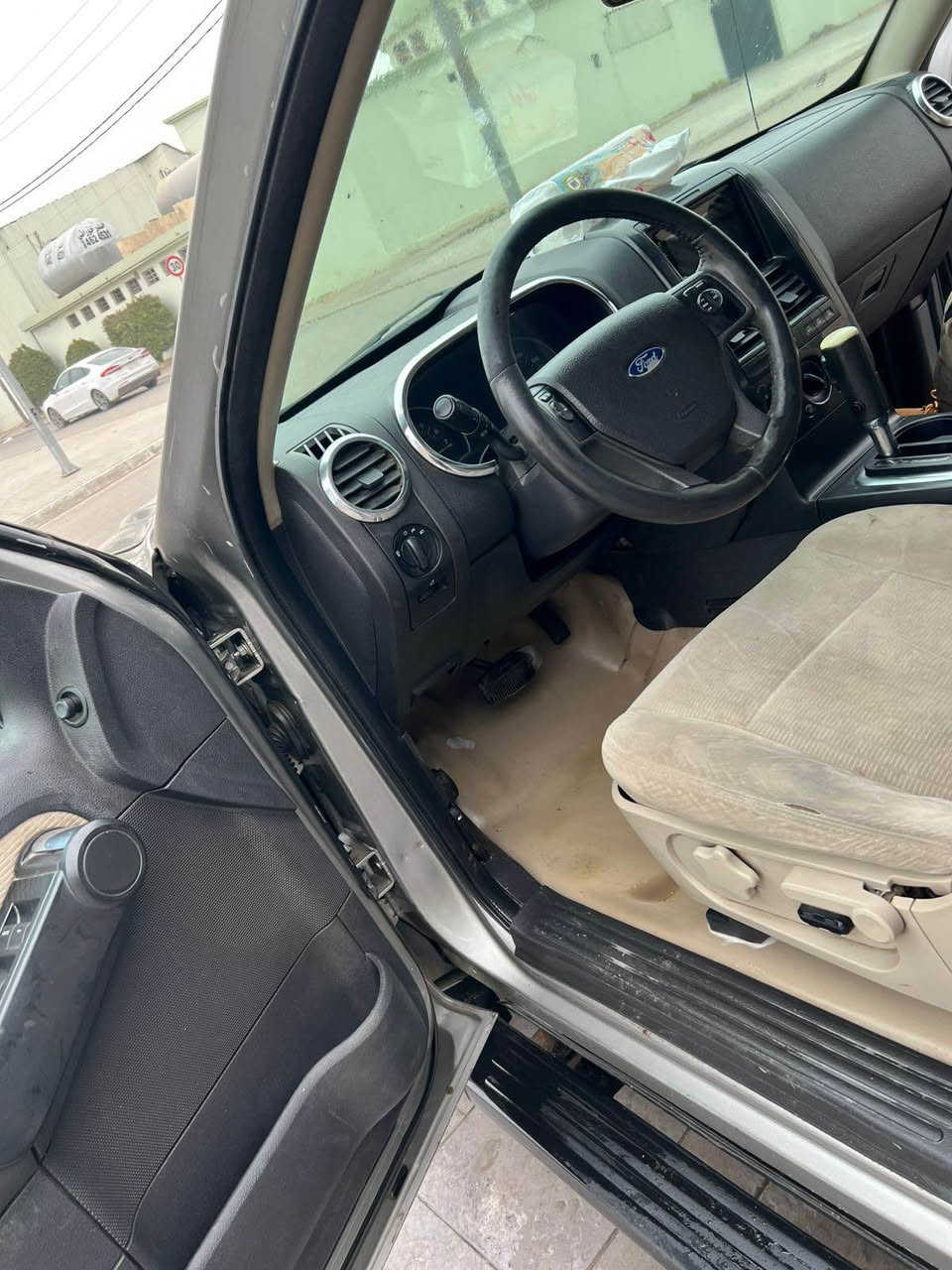 ford explorer 2008 
٤ پارجەی بۆیاخە بی دەعم بێ ژورێ
گیرو مەکینە و عه دادی بە شەرت 
٣ ریز کوشن و تەبرید مەرکەزیە  
هەموو شتی بەشەرتە 
2400000
دوو ملیۆن و جوارسەت هەزار خەرامەی لەسەرە 
شوين هه ولير 
***********
نرخي ٨٨ وه ره قه أربيل, العراق

