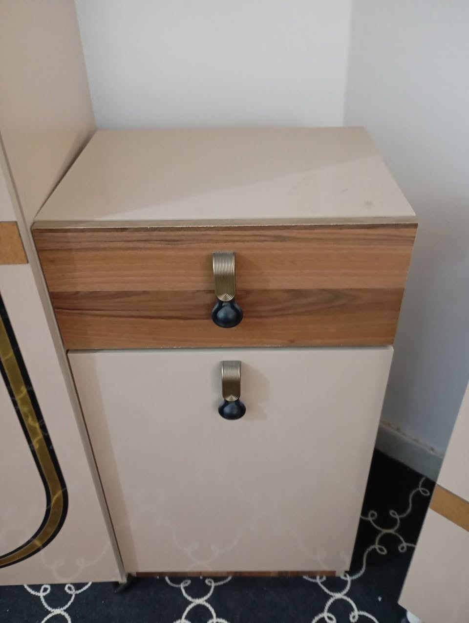 غرف نوم تركي جديدة ونظيفه مجرد فقط منصوبة.
8قطعه سرير مخزن وغرف نظيفه وحلوة. 
كنتور ظهر ابلوك . شد ونقل مجاني للطلب على الخاص والرقم ***********
عنوان بعقوبة
