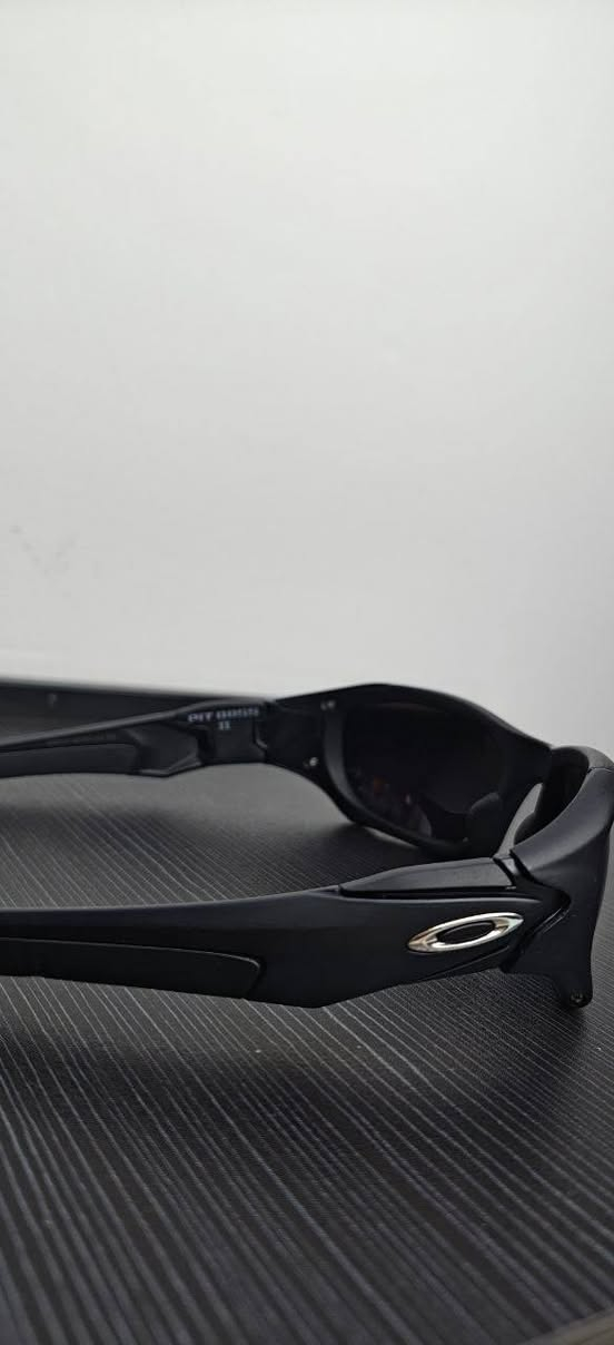 نظارة Oakley Pit Boss II
نظارة شمسية رياضية مميزة، تجمع بين التصميم القوي والمظهر الجذاب.
الموديل: Oakley Pit Boss II.
العدسات: بولورايزد (Polarized) عاكسة بتدرج بين الأزرق والأخضر، لحماية ممتازة من الشمس ورؤية مريحة.
الإطار: أسود مطفي متين وخفيف، مع الشعار على الجوانب.


**إذا كنت صاحب هذا الإعلان وتريد حذفه لأي سبب، رجاءا أرسل رسالة إلى الدعم الفني**