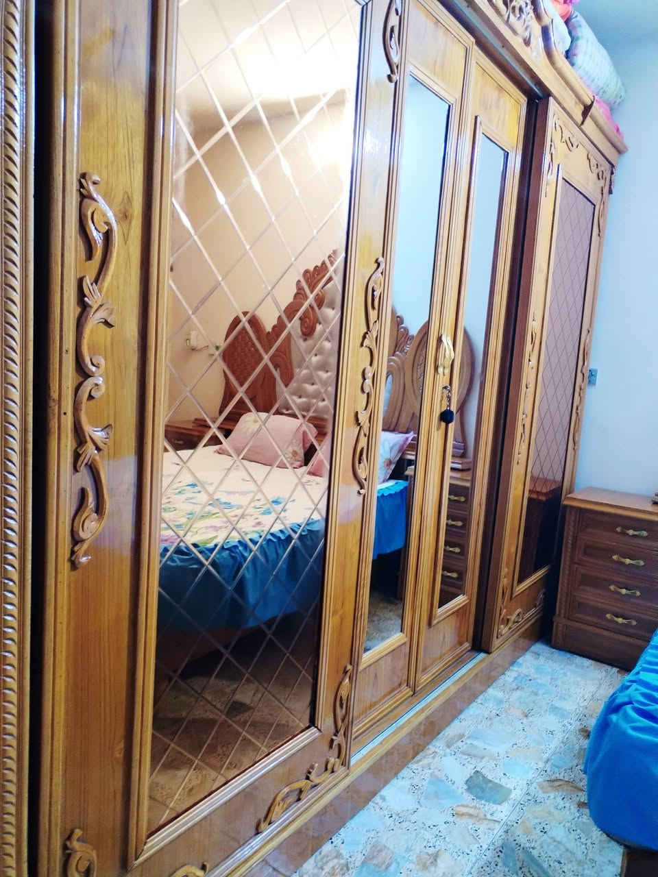 عندي غرفه  نجاره  تصميم تركي  من داخل سعرهه مليون و600
***********
